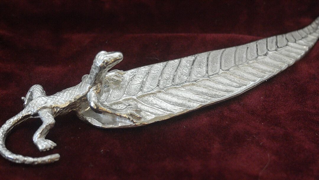pewter-lizard-leaf